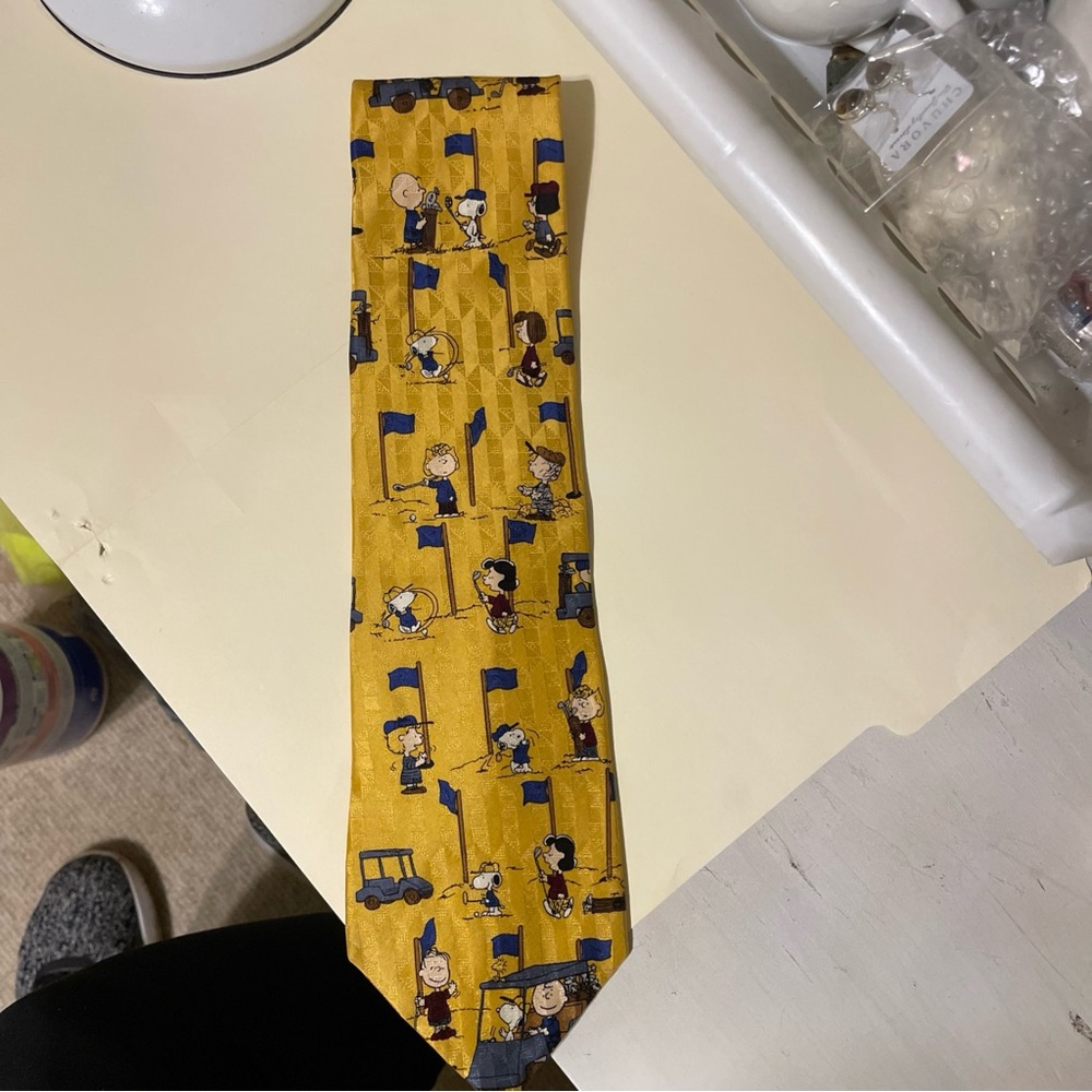 Snoopy Peanuts  Yellow Tie with Cartoon Characters Vintage Golf